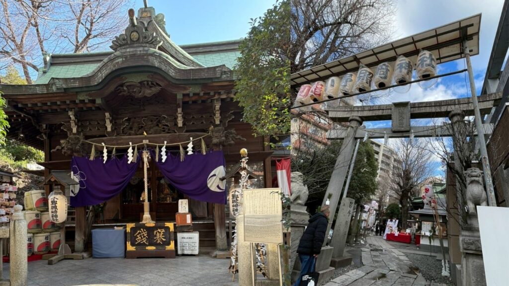 小野照崎神社の本殿と鳥居の実写画像